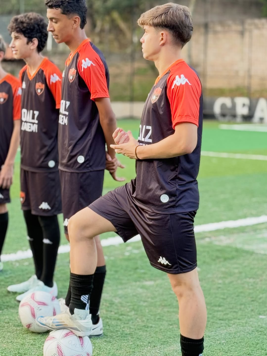 Atletas Goalz Academy em aquecimento